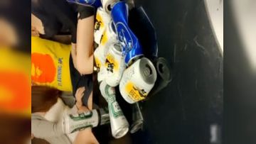 乱入KTV被4P还无套内射