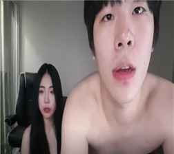 韩国女主播与男友一起直播12 mp4