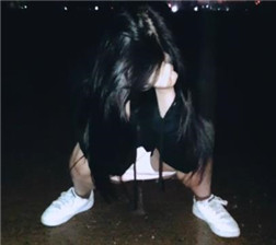 在外面直接蹲下小便 mp4