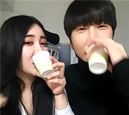 屌丝男和女友一起直播1 mkv