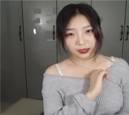 吃饭摸女友的奶子2 mp4