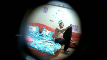 [酒店偷拍] 秃头老李和邻居人妻偷情被发现!!没戴套害人妻怀孕了!!