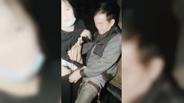 为了礼物太拼了 美女主播在寒冷的夜晚和两个大爷户外玩3P直播 对白搞笑