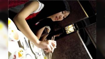 年轻貌美气质长发美女和朋友一起去KTV后被灌醉捡尸啪啪内射