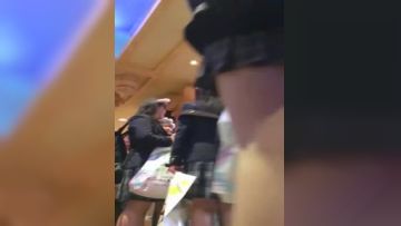 偷拍各种短裙妹子裙底风光