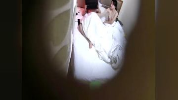 旅店偷拍度假的小情侣玩一会电脑再激情做爱女友的逼毛很性