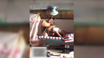 趁着室友外出和翘课的小女友在宿舍的双层床啪啪没有戴套内射妹子很不高兴