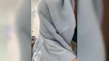 高端按摩椅子上无套做爱啪啪，完美白浆流到阴囊上，事后卫生间洗澡第03集