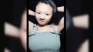 家境贫寒的纯情大奶小村姑在那个看了有点让人心酸的家直播听说这样能赚钱脱贫。