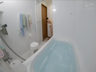 趁拍片空档拍下入浴场景！！ 22人 UMSO-480