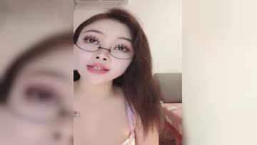 薄纱加持热舞摇起来，眼镜框御姐，大红唇，开档肉丝道具自慰呻吟声销魂第04集