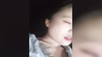 颜值不错的美女主播露脸户外小河边勾搭钓鱼的小哥激情啪啪，让小哥吃奶玩逼口交大鸡巴，无套抽插射她小嘴里