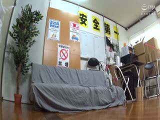 JJAA-026-CN パートの人妻さんが若い従业员をこっそり连れ込んで楽しむヤリ部屋になっているバイト先の休憩室