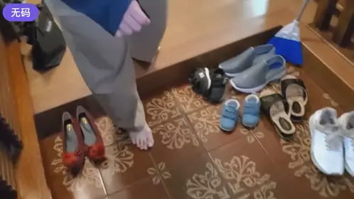 FC2-2956150 自宅访问【个人】子供を见守る祖の背后で震える声を杀し连続2人に中出し、、、-cd1