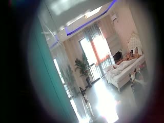 【酒店摄像头】私享台公寓偷拍胖叔和单位好身材漂亮眼镜情妇出差偷情