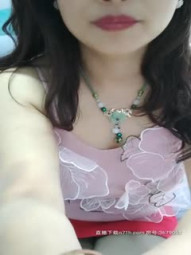 寂寞人妻想要了撸着哥哥的大鸡巴给他舔硬，开档丝袜很诱惑，被大哥压在身下激情爆草，浪叫呻吟不止不要错过