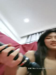 人美嘴甜那多好两个嫩妹子道具自慰，特写大黑牛震动插入两个妹子换着玩