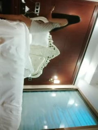 【莱昂纳多探花】，深夜约漂亮小姐姐，长发飘飘，修长美腿，背枪一开始就喊着受不了，敏感水多，快速高潮