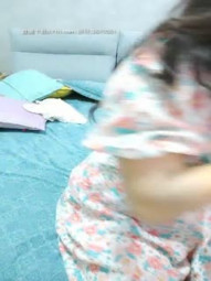 气质熟女的性生活，活好不粘人看到床上漏着鸡巴的大哥主动口交，跟大哥玩69被大哥各种体位抽插奶子乱颤