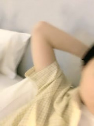 清秀御姐~欧阳娜娜，1500包夜，’太干了，你们不知道吗，自慰都没水叻’，急需大鸡巴艹啊！