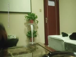 伟哥足浴会所撩妹到宾馆开房花了2000元把颜值还不错的良家少妇搞到宾馆啪啪不肯口活还老是索要小费-2