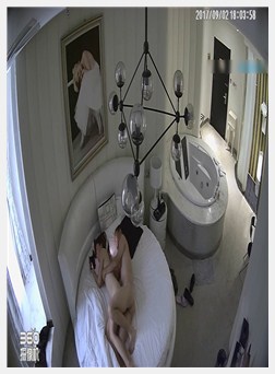 高颜值性感美女一心二用_2