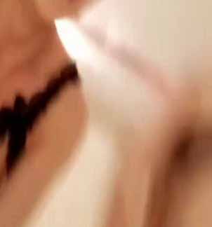 姐姐在淘宝买两套黑丝袜穿上和妹妹一起给姐夫服务