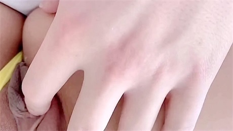 熟睡的妹妹该对她做点什么？当然是操爆她