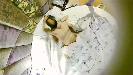 偷拍连衣裙美女刚进房间就被小情人按在床上操了一次...