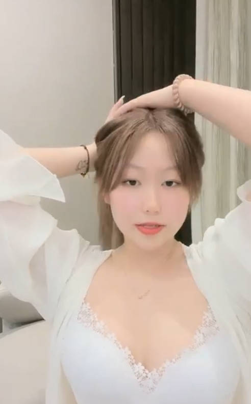 99年小阿姨没有真鸡巴只能自己用假的来满足自己