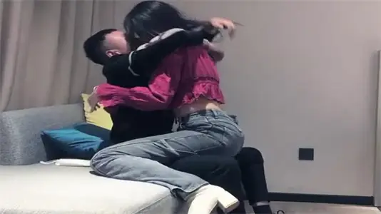 广州新晋极品约炮：酒红低胸诱惑小姐姐